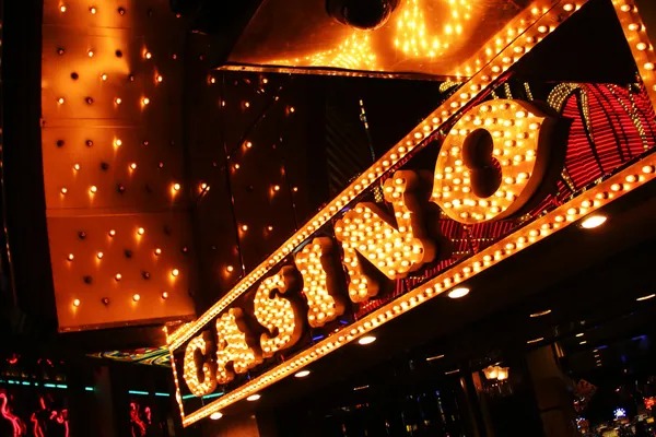 European Roulette wheel and betting board layout on mandiribet168 live-dealer table